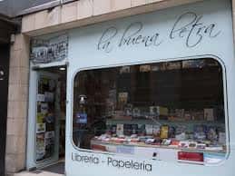 Fachada exterior de la librería con escaparate de libros y cartel identificativo