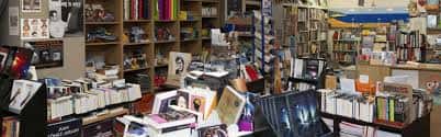 Perspectiva general de las secciones interiores y el ambiente de la librería