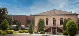 Fachada principal del edificio histórico de Somió Park rodeada de jardines