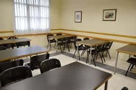 Sala de reuniones y actividades equipada con mesas y sillas