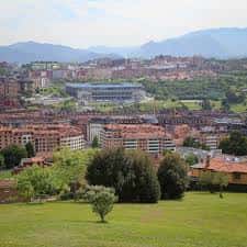 Vista panorámica de la ciudad de Oviedo desde las praderas del parque