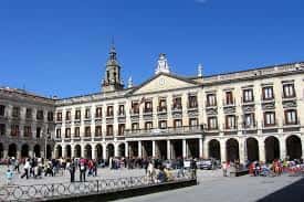 Vista de la Casa Consistorial de Vitoria-Gasteiz desde la Plaza de España