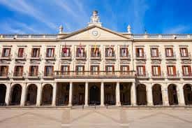 Detalle de la fachada neoclásica del Ayuntamiento de Vitoria-Gasteiz