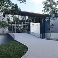 Fachada moderna y acceso acristalado al polideportivo de Abetxuko