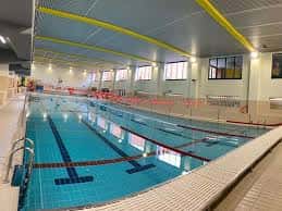 Piscina climatizada interior de las instalaciones