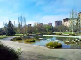 Vista panorámica del estanque y las zonas verdes del Parque de Arriaga