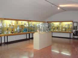 Interior de una sala de exposiciones con vitrinas y piezas de cerámica