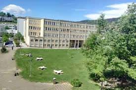 Vista de un edificio académico con amplias zonas verdes y jardines