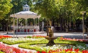 Quiosco de música y fuente ornamental rodeados de parterres de flores en el Parque de la Florida