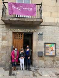 Entrada principal de la Casa de las Mujeres de Vitoria-Gasteiz en el edificio histórico Casa Etxanobe