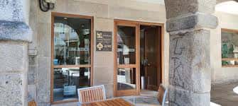 Entrada exterior a la sede de la Asociación Provincial de Empresarios de la Construcción de Lugo bajo soportales de piedra
