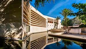 Fachada principal de la Fundació Miró Mallorca con estanque y reflejos