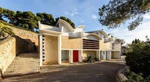 Exterior del Taller Sert con su característica arquitectura de formas curvas