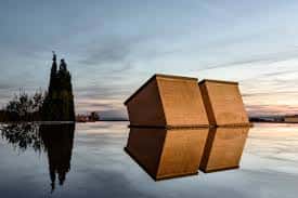 Detalle arquitectónico y escultórico con reflejos en el agua al atardecer