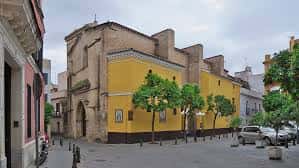 Vista exterior de la fachada lateral y ábside de la Iglesia de San Martín desde la plaza