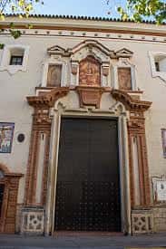 Fachada principal de la Capilla de Montserrat con su portalada barroca en Sevilla