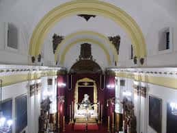 Vista interior de la nave central y el altar mayor de la capilla