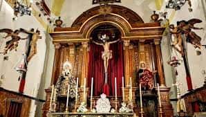 Detalle del retablo mayor con las imágenes del Cristo de la Conversión y la Virgen de Montserrat