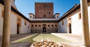 Réplica del Patio de los Arrayanes con estanque central y arquerías de estilo árabe