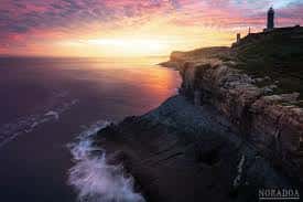 Atardecer panorámico sobre el Faro de Cabo Mayor y los acantilados de Santander
