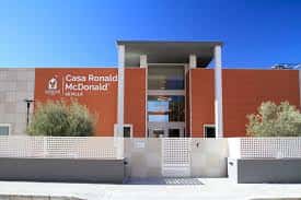 Fachada principal de la Casa Ronald McDonald de Sevilla con arquitectura moderna en tonos terracota
