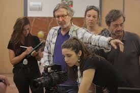 Grupo de estudiantes y profesor realizando una práctica de rodaje con cámara de cine