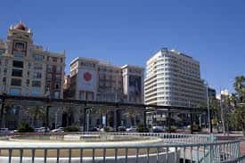 Perspectiva de la Plaza de la Marina con su fuente central y arquitectura circundante