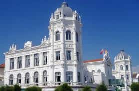Fachada blanca de estilo neoclásico del Gran Casino Sardinero bajo un cielo despejado