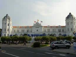 Perspectiva general del edificio del Gran Casino Sardinero desde la plaza