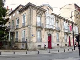 Fachada principal del edificio de las Juntas Generales de Álava en Vitoria-Gasteiz