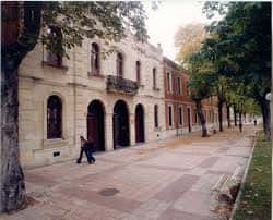 Vista general del edificio del Archivo Municipal Pilar Aróstegui y su entorno urbano