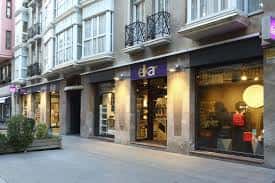 Vista exterior de la librería Elkar en una calle peatonal de Vitoria-Gasteiz