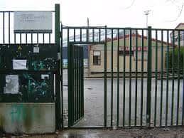 Puerta de acceso y vallado perimetral del centro educativo