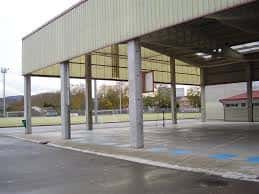 Pista polideportiva exterior cubierta con estructura de pilares