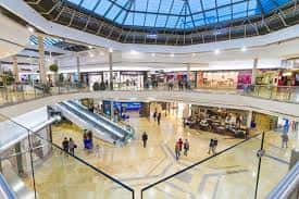 Vista panorámica del interior del centro comercial con su gran lucernario y niveles de galerías