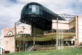 Fachada principal del centro comercial con su distintiva estructura arquitectónica acristalada