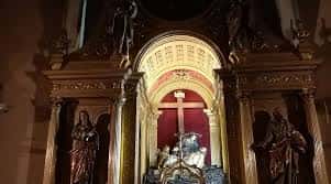 Detalle de una capilla lateral con imaginería religiosa y elementos ornamentales
