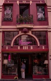 Vista frontal de la fachada del centro cultural La Sinsorga en Bilbao con su característica decoración granate