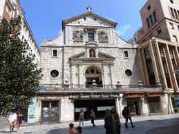 Fachada principal de la Iglesia de la Anunciación en Santander con detalles arquitectónicos y heráldicos