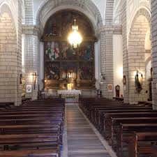 Vista del altar mayor y el retablo desde el pasillo central de la parroquia