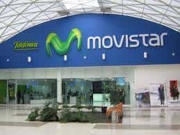 Fachada e interior de la oficina de Movistar en Vigo