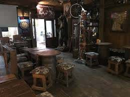 Zona interior del local con figuras decorativas de un oso y un tótem