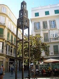 Escultura metálica ornamental situada en la zona peatonal de la plaza