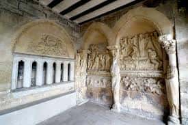 Detalle de los relieves y esculturas románicas en el pórtico de la basílica