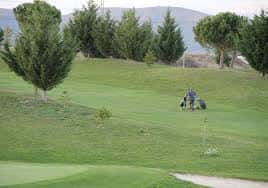 Vista panorámica de las zonas verdes y el entorno natural del campo de golf