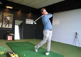 Instalación interior equipada con simulador de golf para entrenamiento