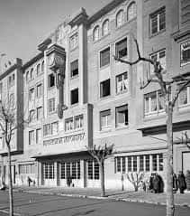 Fachada exterior histórica de la antigua estación de autobuses de Pamplona en blanco y negro