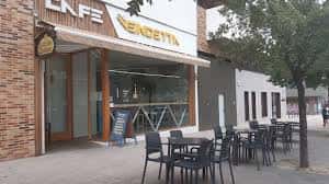 Fachada exterior del Café Bar Vendetta con zona de terraza y mesas al aire libre