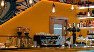 Detalle de la barra del bar con cafetera profesional y grifos de cerveza