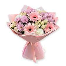 Ramo de flores variadas en tonos rosados y blancos